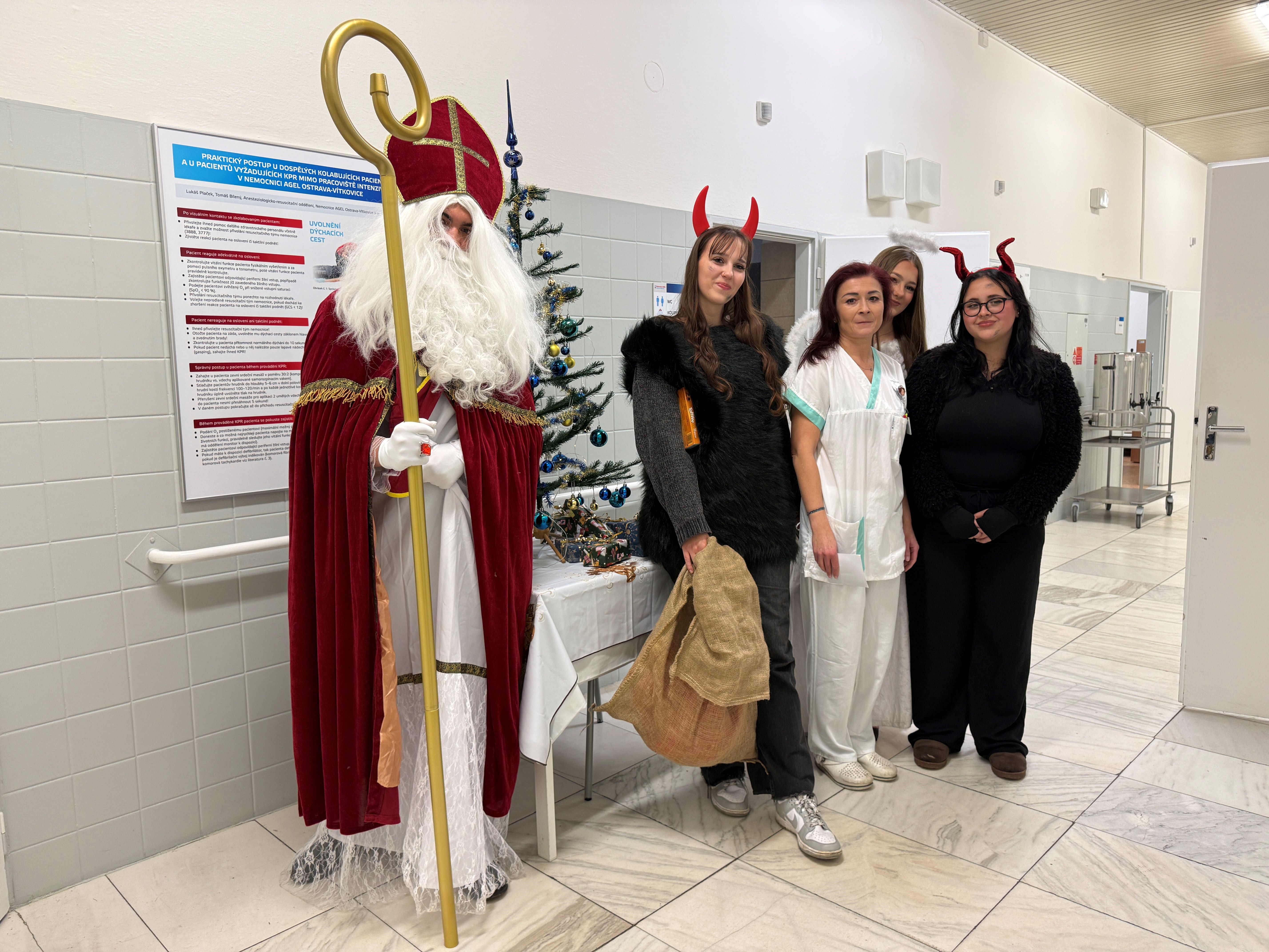 Vánoční atmosféra v Nemocnici AGEL Ostrava-Vítkovice: Žáci zdravotnické školy potěšili pacienty mikulášskou nadílkou